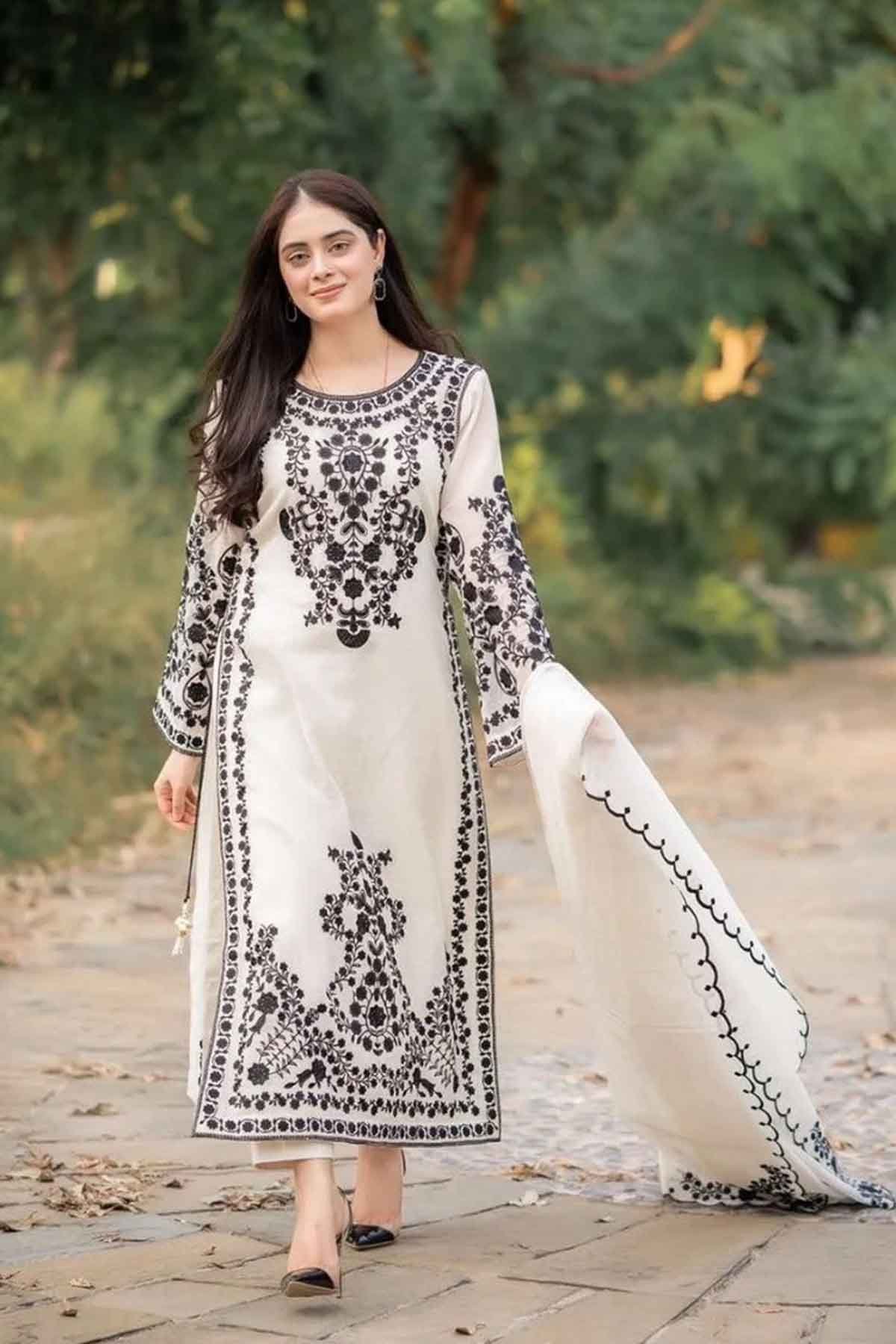 Sapphire Lawn Dresses Online Pakistan women new dress design empires collection Pakistan best girls clothing fashion brand 2025 buy online original brand
